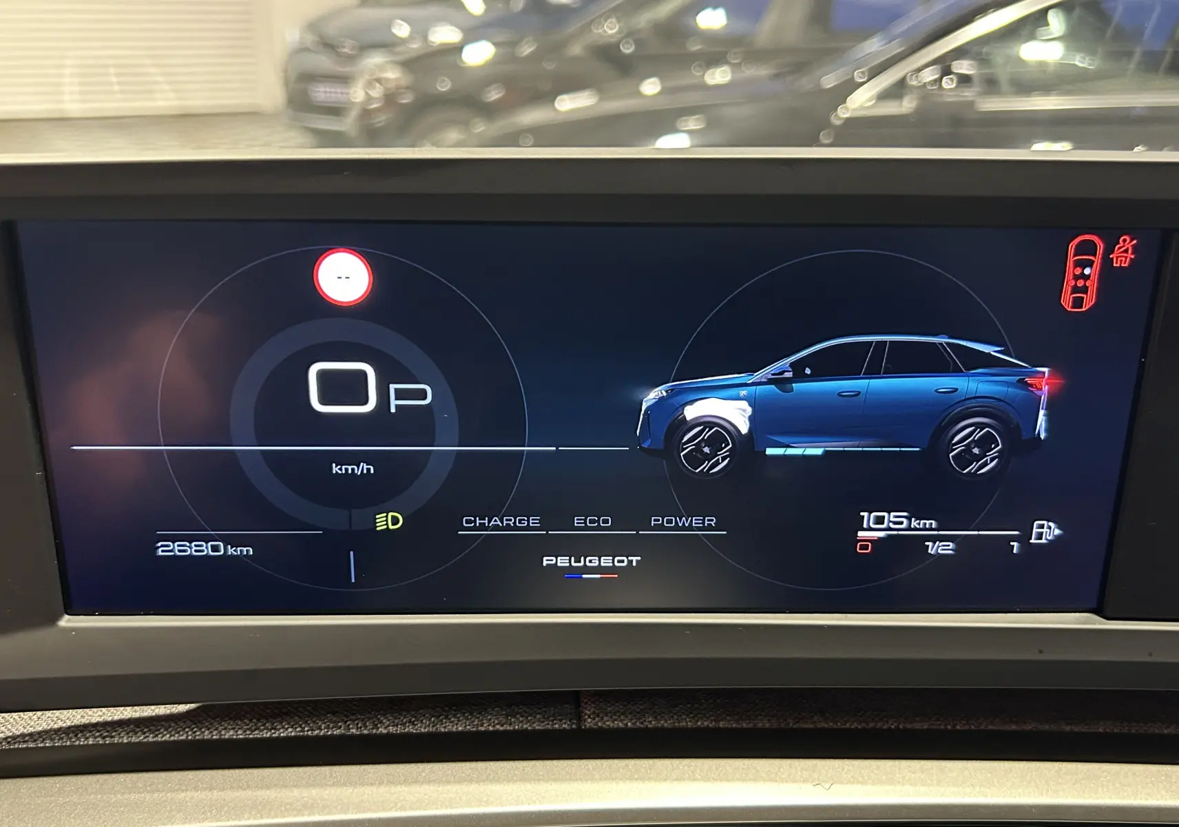 Affichage numérique intérieur montrant un Peugeot 3008 noir en vue latérale droite stylisée sur écran de bord.