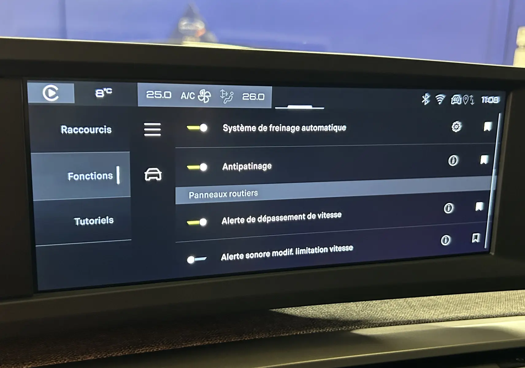Écran tactile intérieur du Peugeot 3008 noir, affichant les réglages d’aides à la conduite en français.