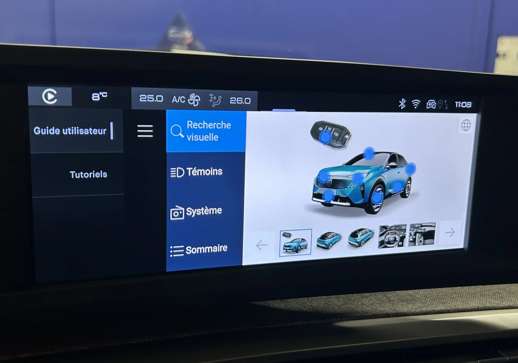 Écran tactile intérieur montrant l'interface d'aide visuelle avec un véhicule Peugeot 3008 bleu en vue 3/4 avant.