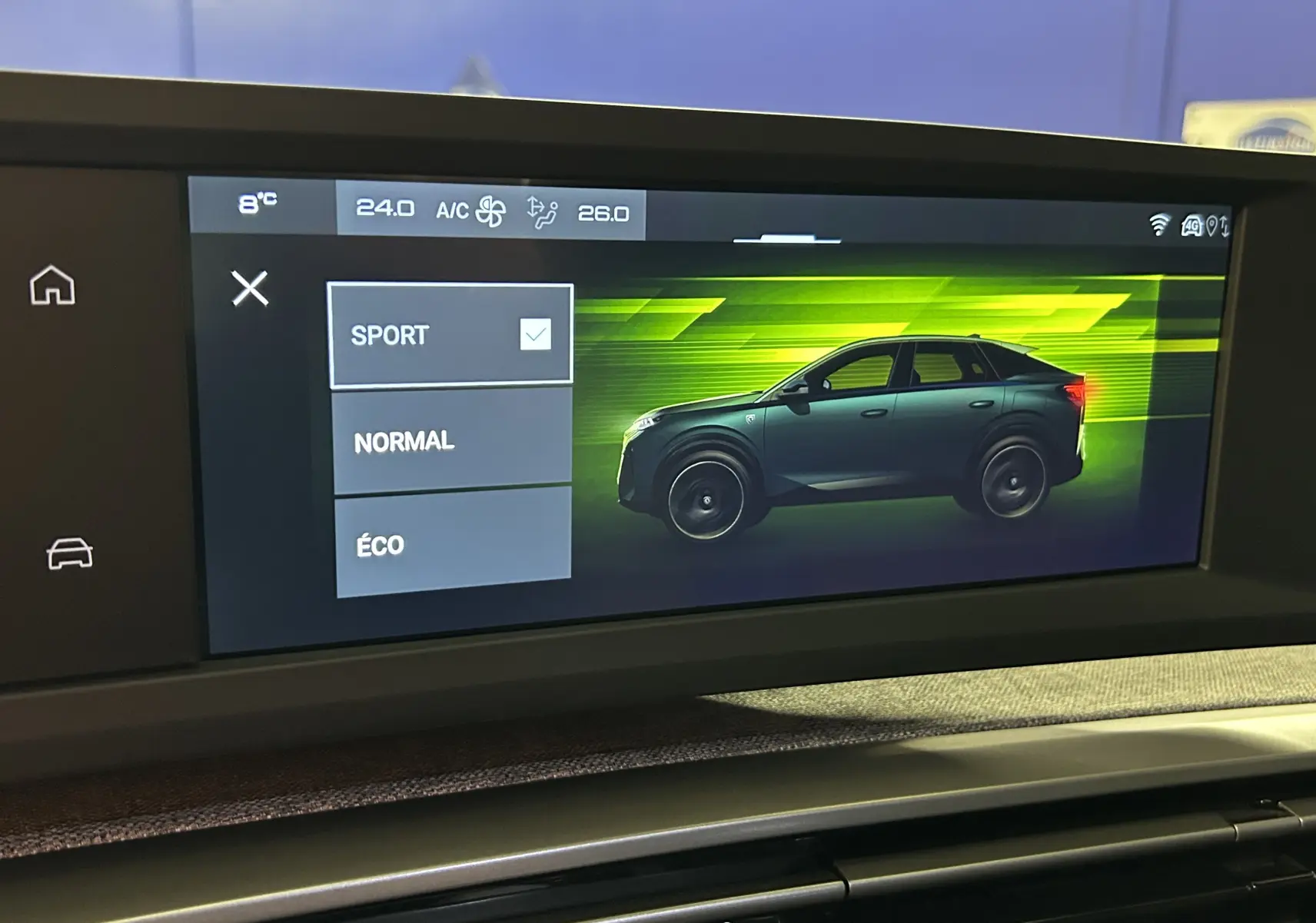 Écran tactile intérieur montrant le mode Sport activé avec une illustration latérale droite d’un Peugeot 3008 noir.