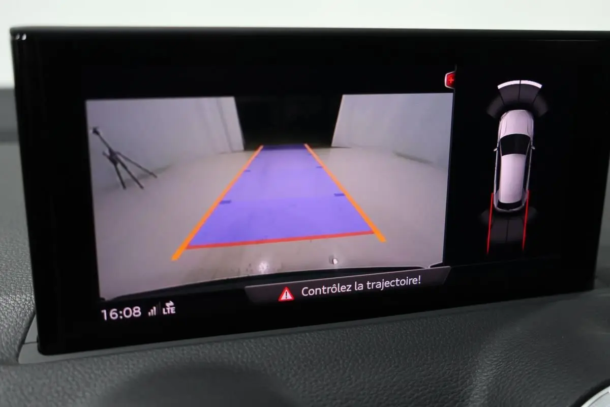 Écran de caméra de recul d'Audi Q2 gris 2023, avec guidage de trajectoire et vue 360° du véhicule.