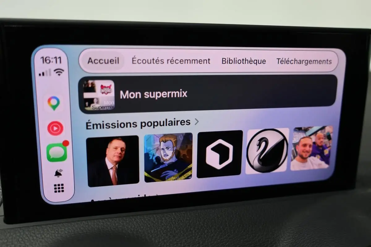 Écran tactile intérieur de l'Audi Q2 gris 2023 affichant l'interface multimédia avec GPS et options connectées.
