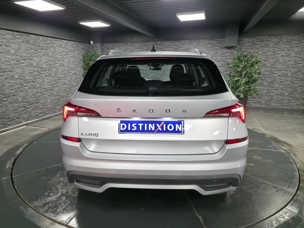 Vue arrière d'un Skoda Kamiq gris métallisé 2023 avec feux LED et plaque d'immatriculation Distinxion.
