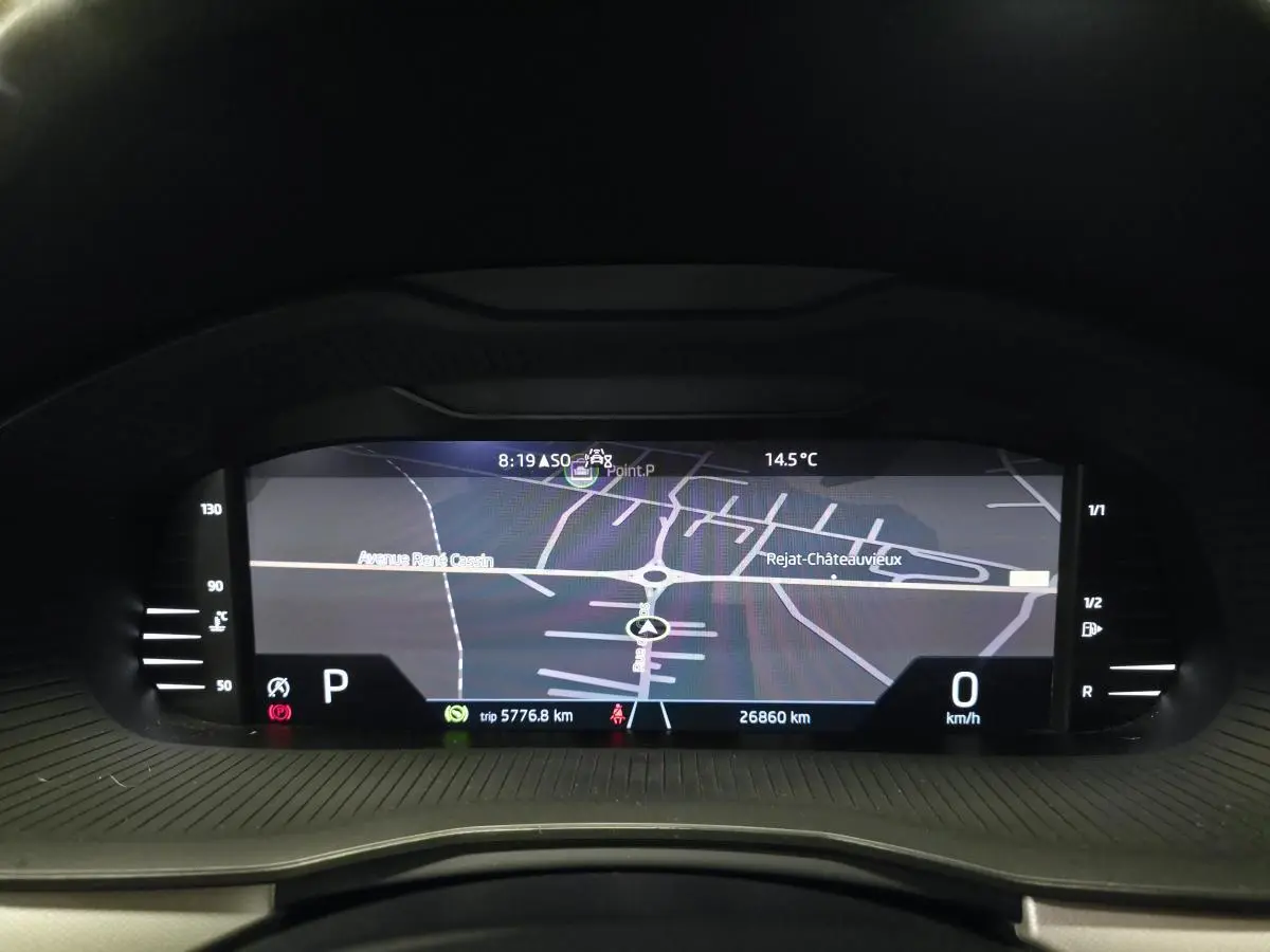 Affichage numérique du tableau de bord du Skoda Kamiq 2023 avec navigation et informations de conduite.