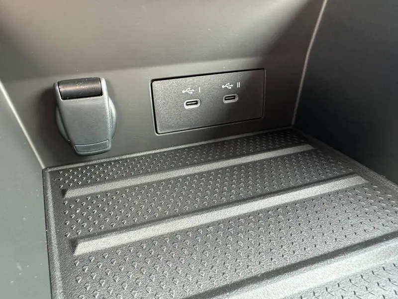 Prise USB-C double et prise 12V en gros plan dans l’habitacle du Renault Captur 1.8 E-Tech hybride 2026.