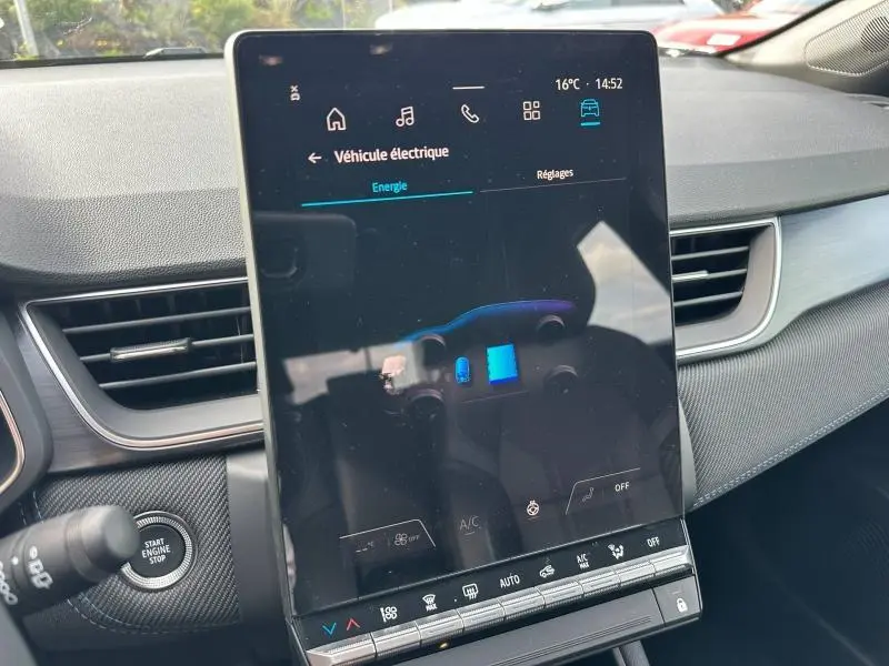 Écran tactile central du tableau de bord du Renault Captur 2026, affichant les réglages énergie, avec finition intérieure gris et noir.