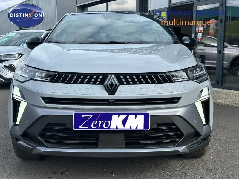 Vue avant du Renault Captur 1.8 E-Tech hybride 2026 en Gris Rafale/Noir Etoilé avec éclairage LED distinctif.