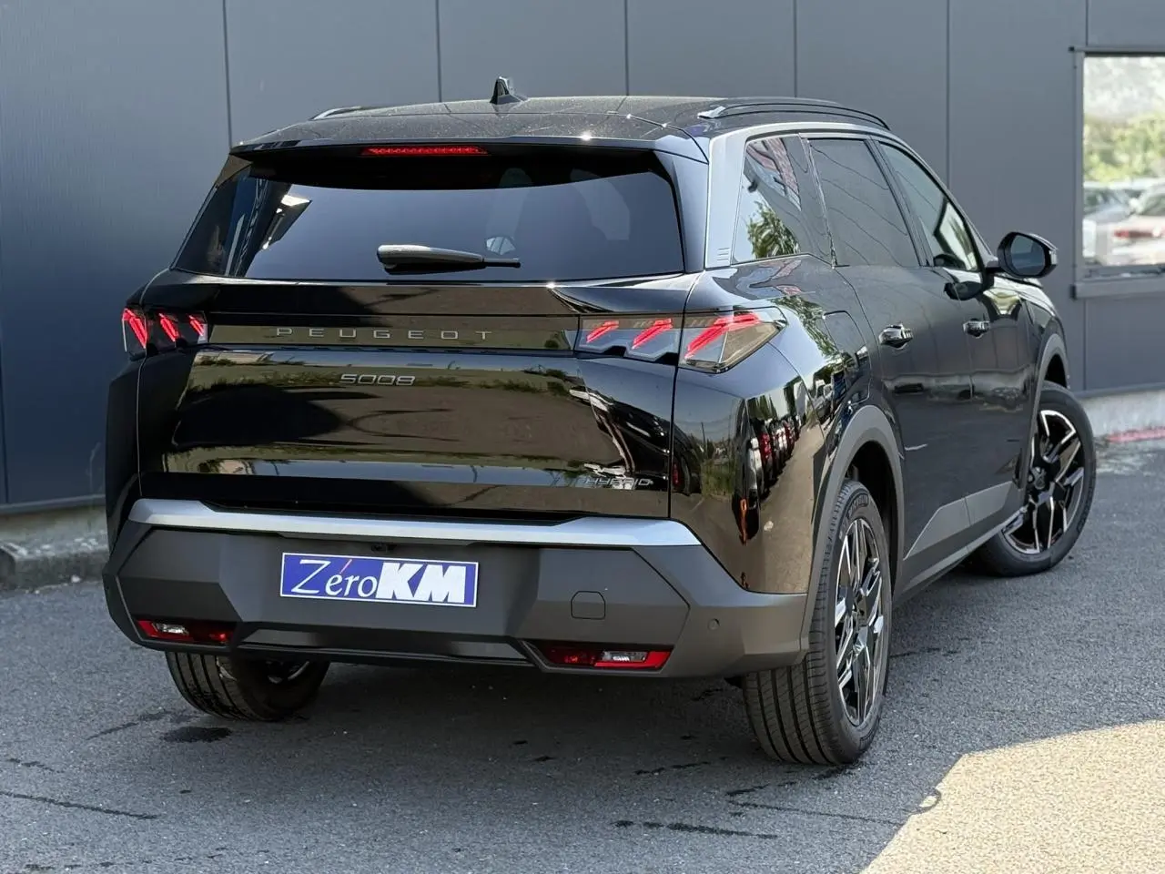 Vue 3/4 arrière droite du Peugeot 5008 noir Perla avec feux arrière à griffes LED et jantes alliage 19 pouces.
