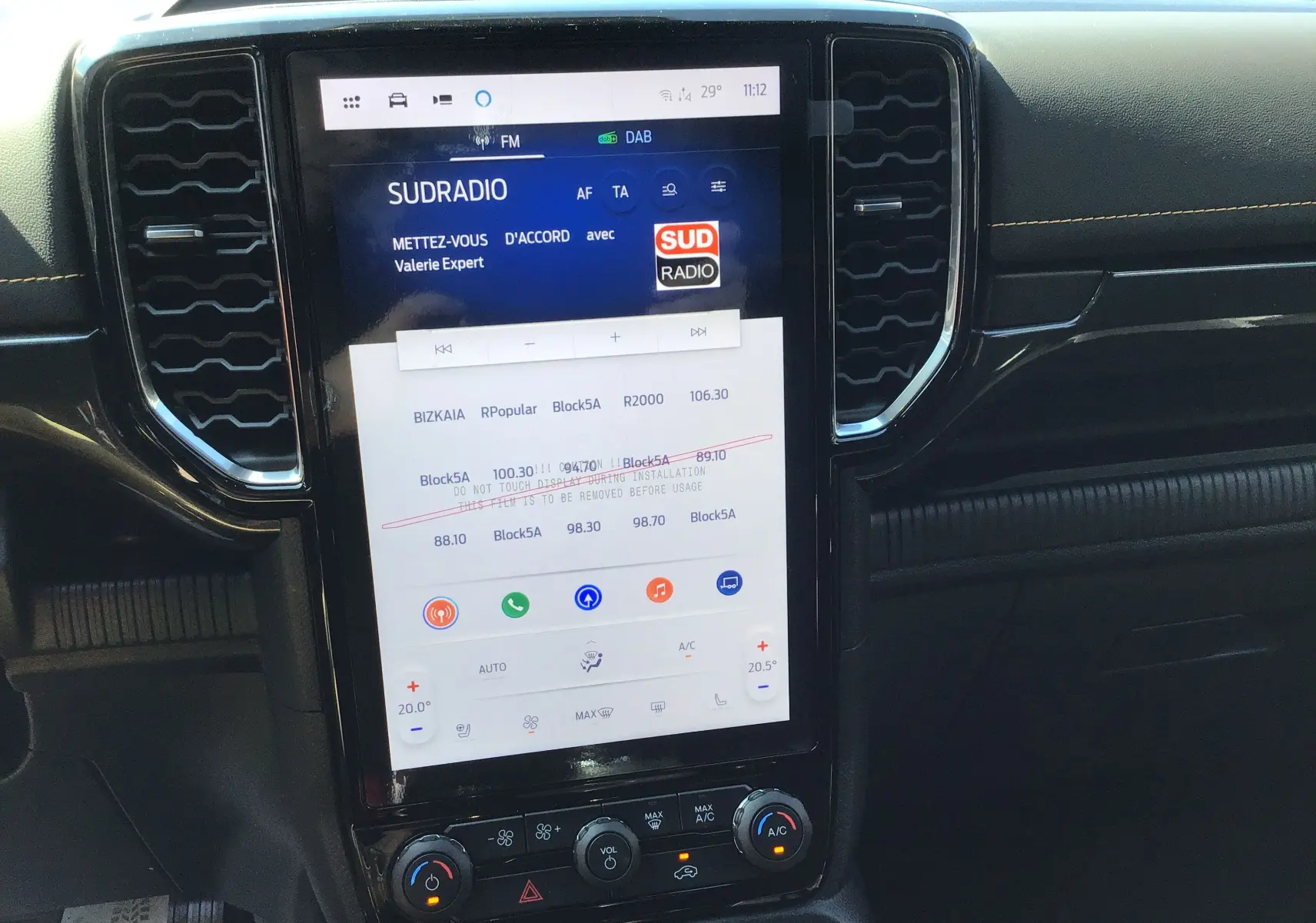 Tableau de bord intérieur du Ford Ranger Wildtrak 2025, écran tactile central avec radio Sud Radio affichée.