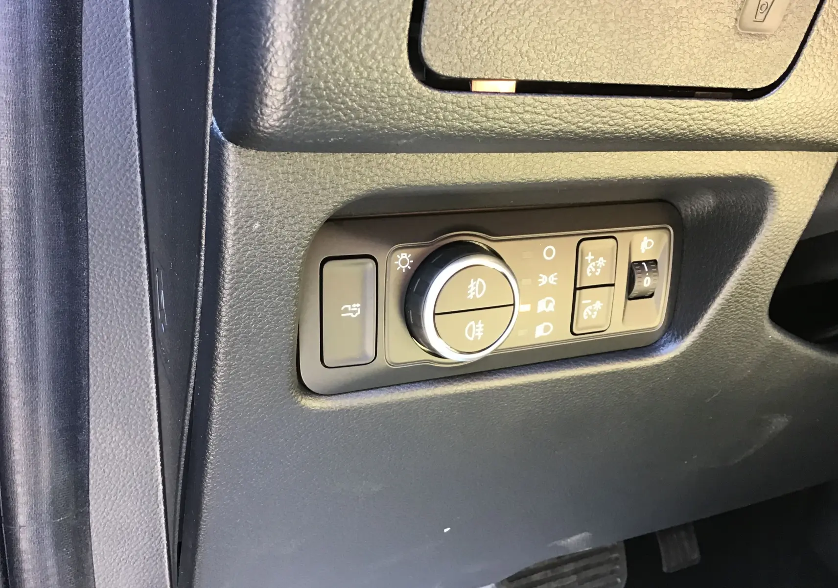 Gros plan sur les commandes d'éclairage du tableau de bord du Ford Ranger Double Cabine gris carbone 2025.