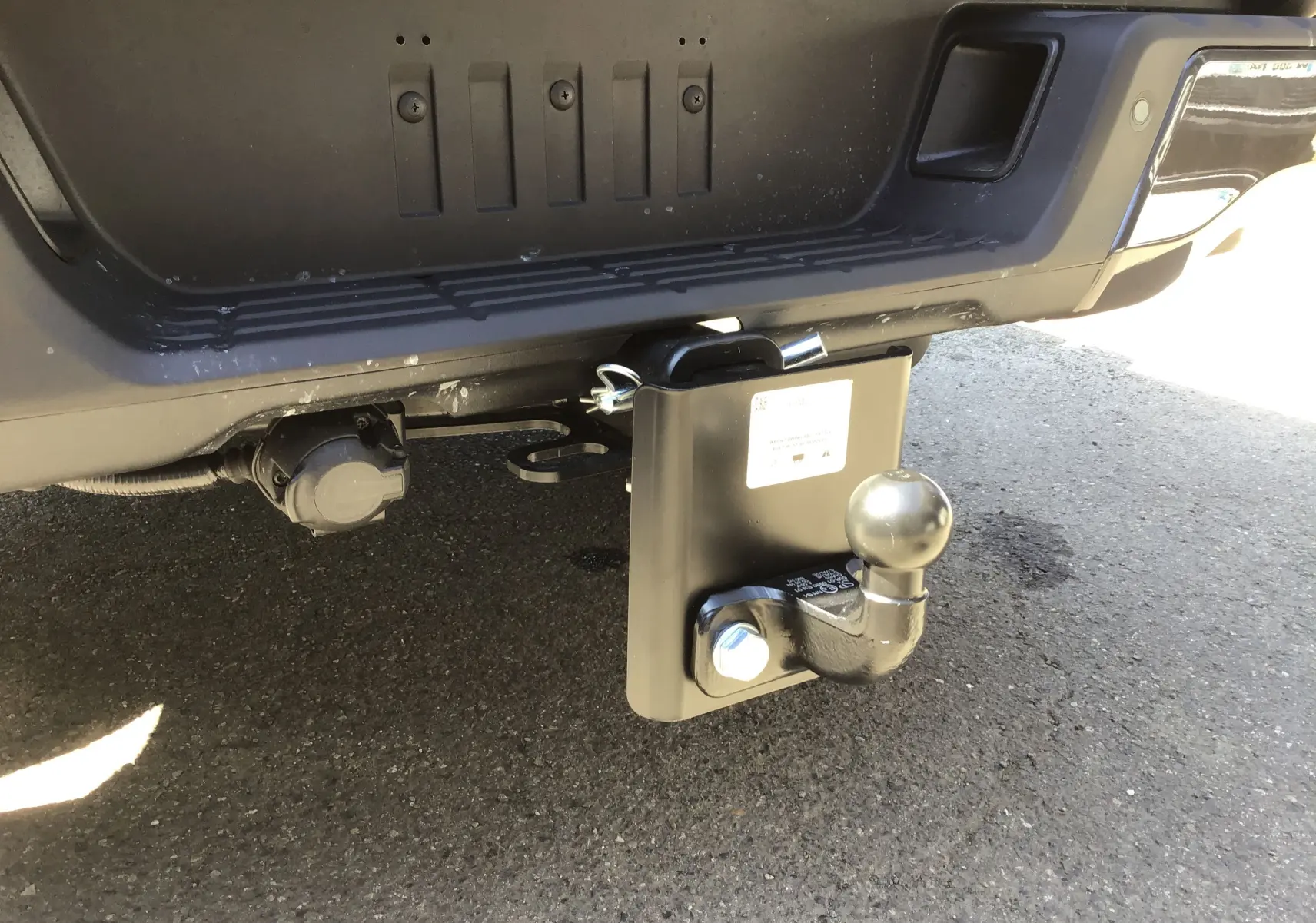 Gros plan sur l'attelage de remorque fixé à l'arrière gris carbone du Ford Ranger Double Cabine 2025 Wildtrak.