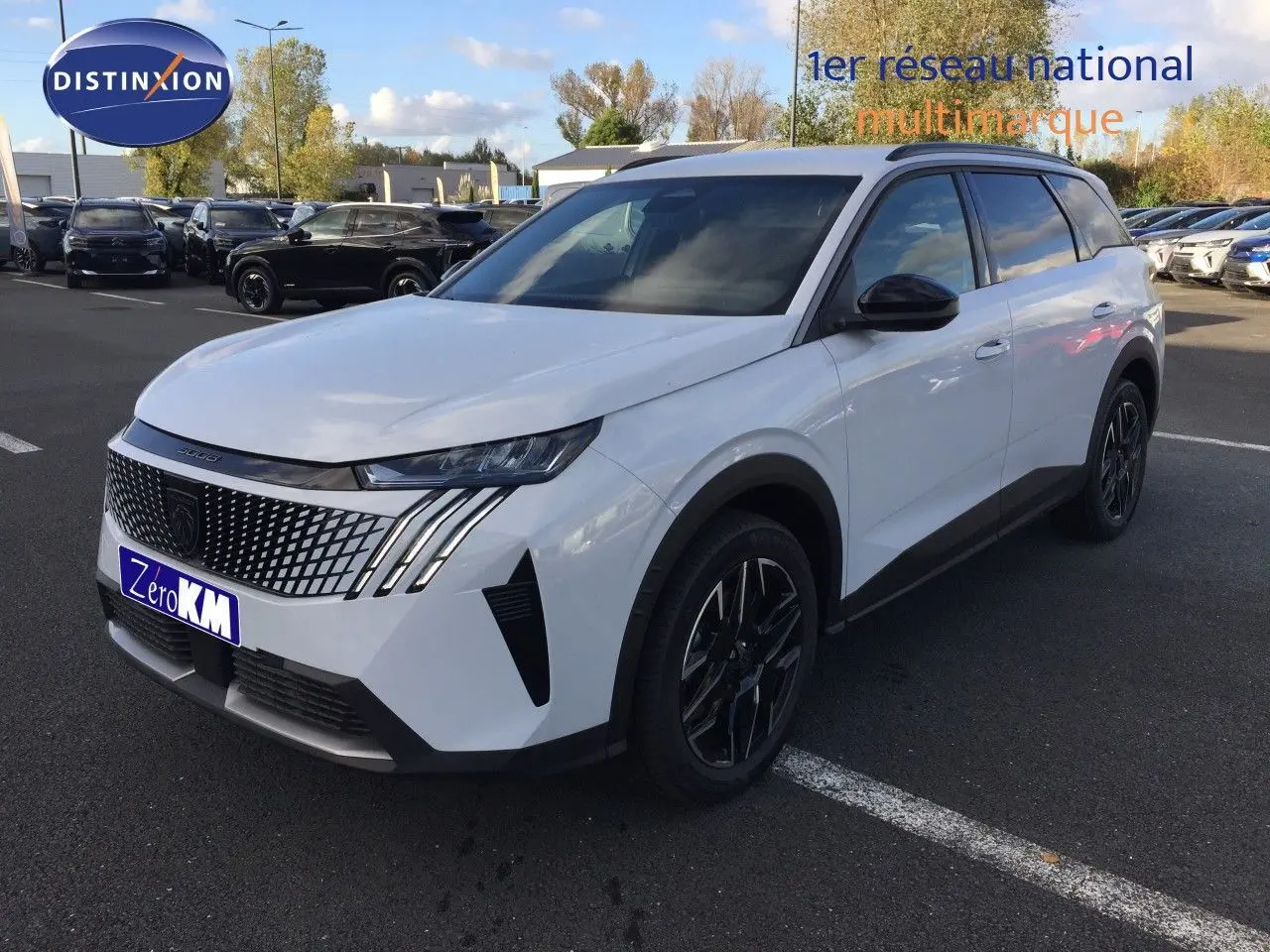 Peugeot 5008 hybride blanc Okenite en 3/4 avant droit, avec calandre moderne et jantes noires distinctives.