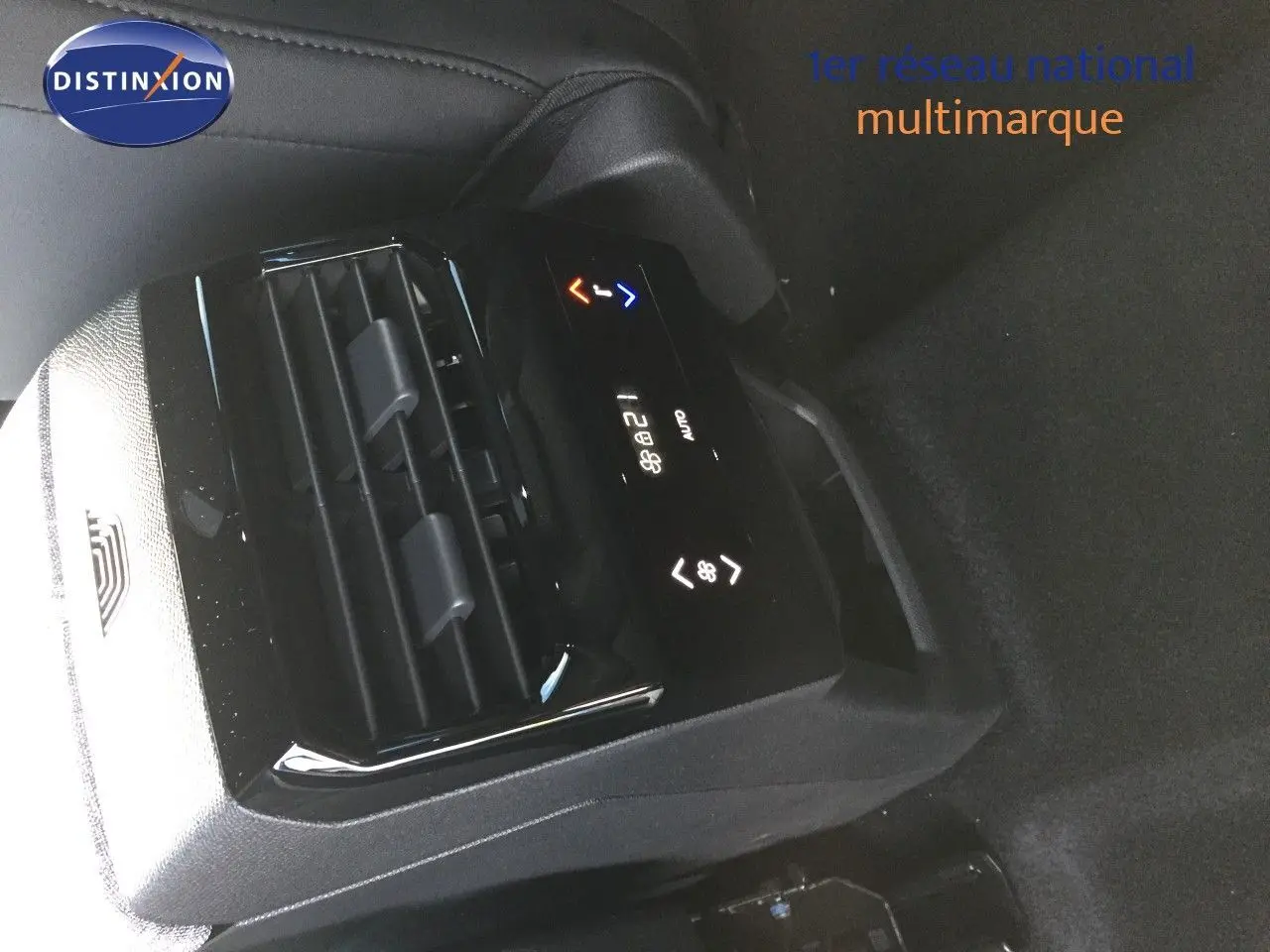 Vue rapprochée de la commande de climatisation arrière noire du Peugeot 5008 Hybrid 2025 blanc Okenite Metal.