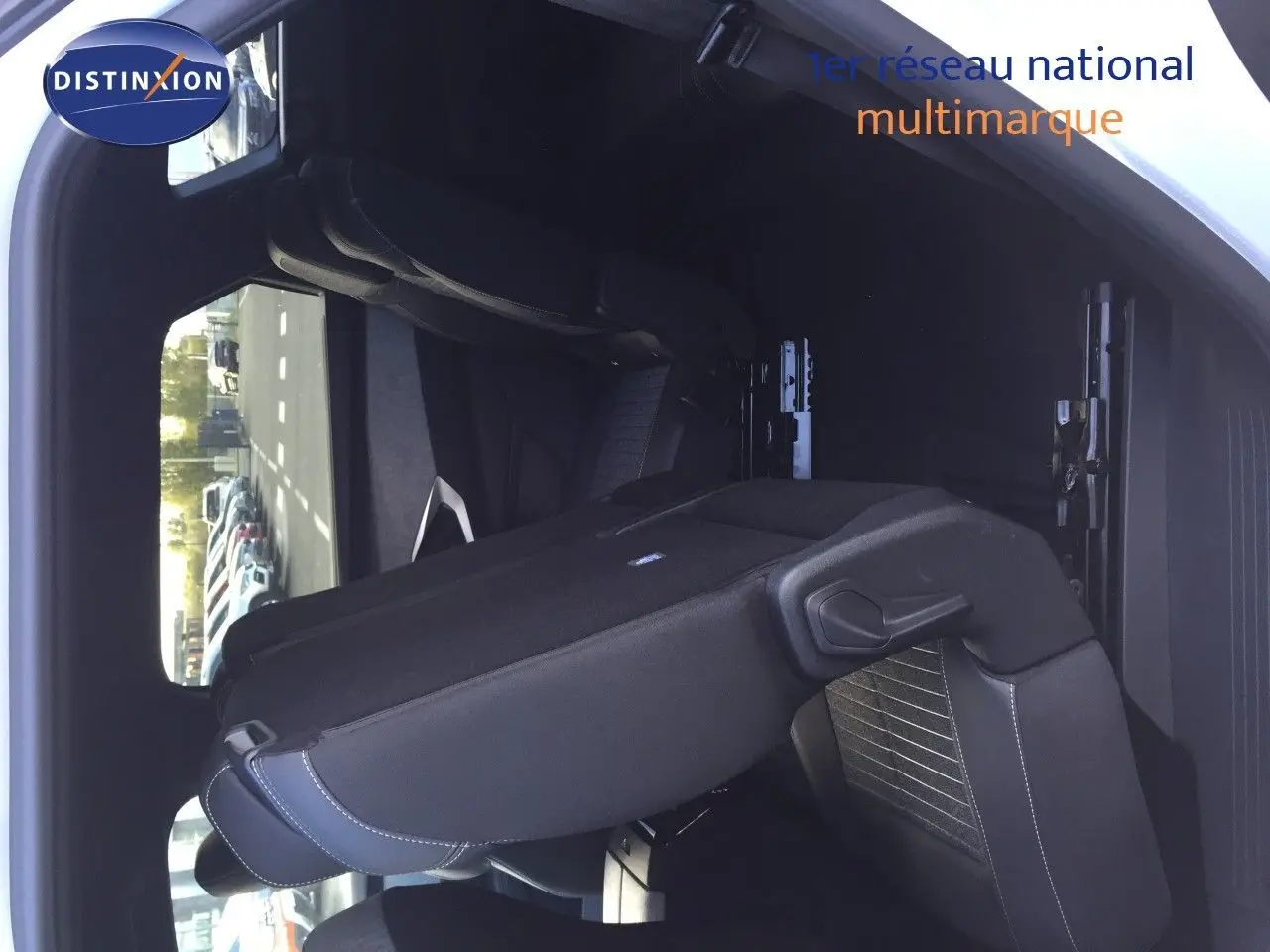 Vue intérieure côté gauche du Peugeot 5008 blanc avec siège arrière rabattable et espace de coffre visible.