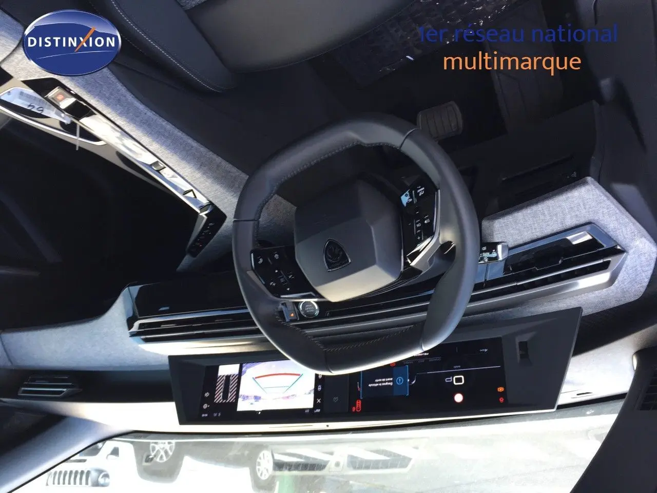 Vue intérieure du tableau de bord et volant cuir noir du Peugeot 5008 Hybrid 2025 avec écran numérique large.