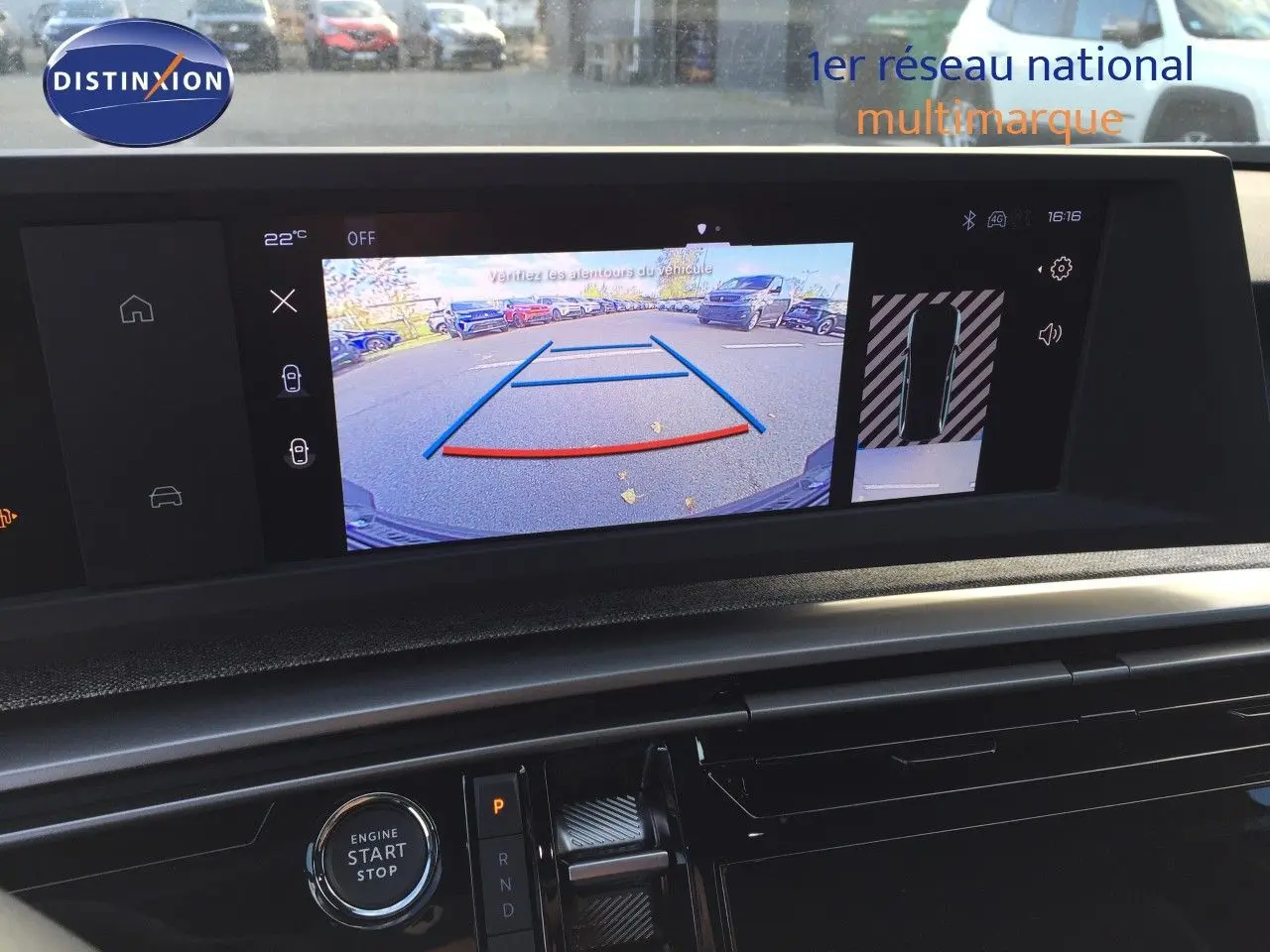 Écran central affichant la caméra de recul d'un Peugeot 5008 blanc Okenite Metal, vue intérieure du tableau de bord.