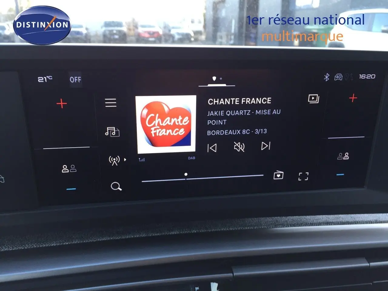 Écran tactile multimédia intérieur du Peugeot 5008 Hybrid 2025 affichant la radio Chante France à 16h20