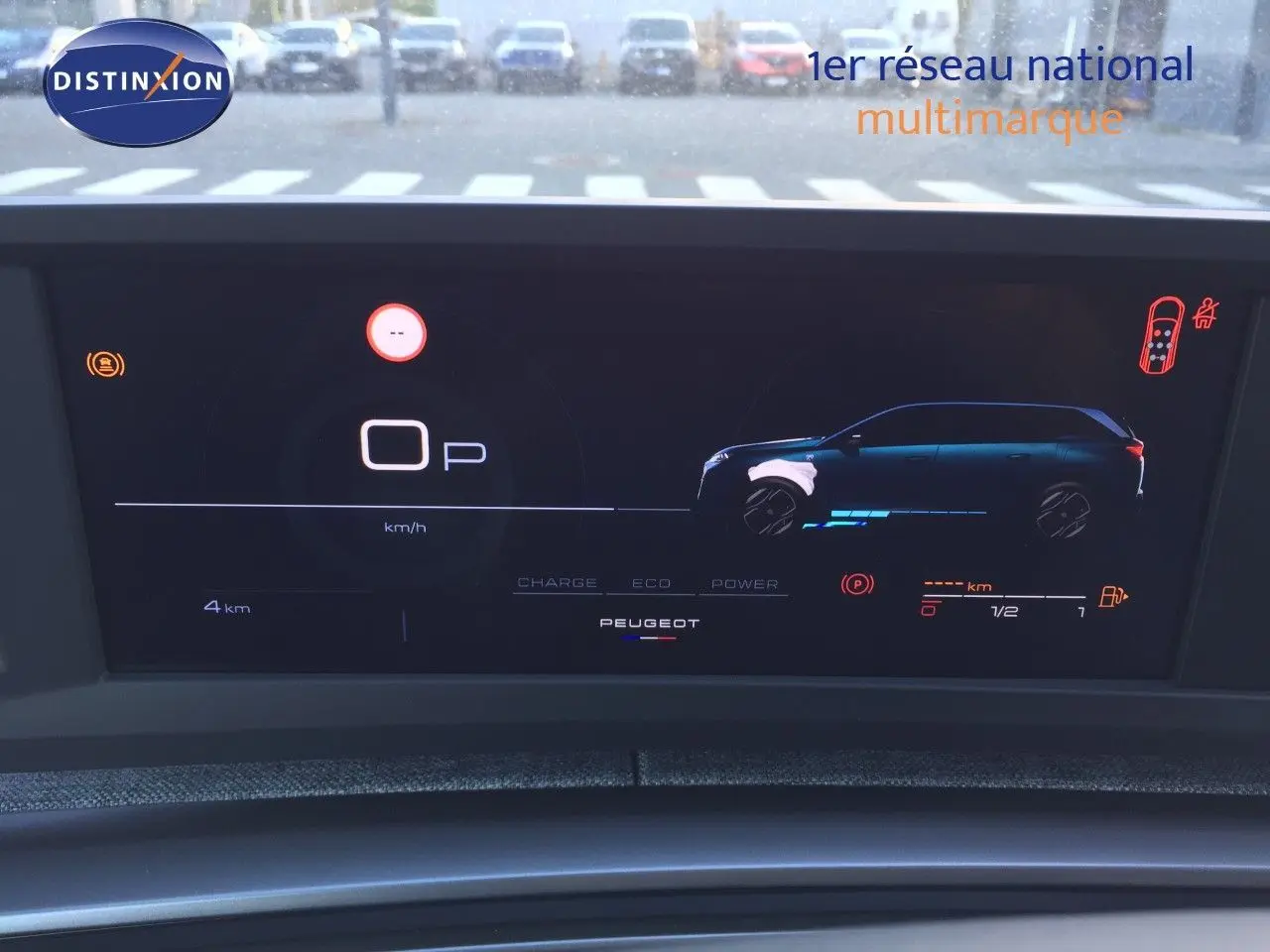Tableau de bord numérique du Peugeot 5008 Hybrid 2025 affichant la silhouette du véhicule et les indicateurs de charge et vitesse.