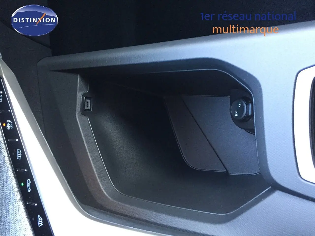 Compartiment de rangement intérieur avec prise 12V et port USB du Peugeot 5008 Hybrid 2025, finition Allure.
