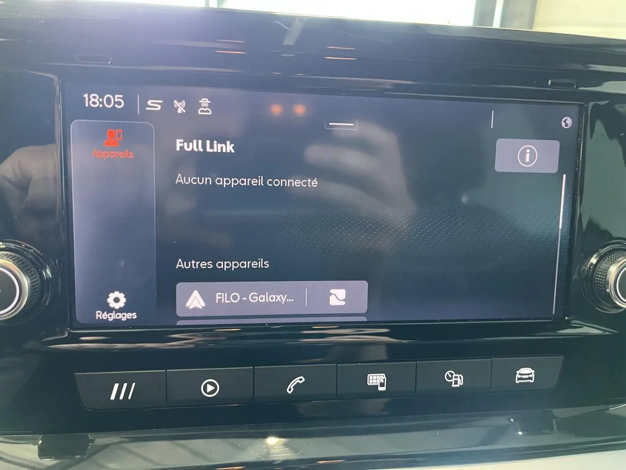 Écran tactile central du système MediaSystem+ du SEAT Arona blanc, affichant la connexion Bluetooth inactive.