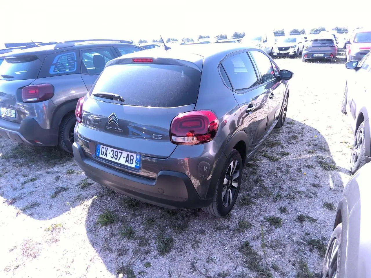 Vue 3/4 arrière droite d'une Citroën C3 gris foncé avec feux arrière 3D et jantes alliage diamantées.