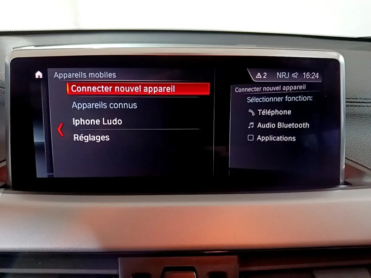 Écran central du tableau de bord du BMW X2 sDrive18i 2023 affichant le menu de connexion Bluetooth.