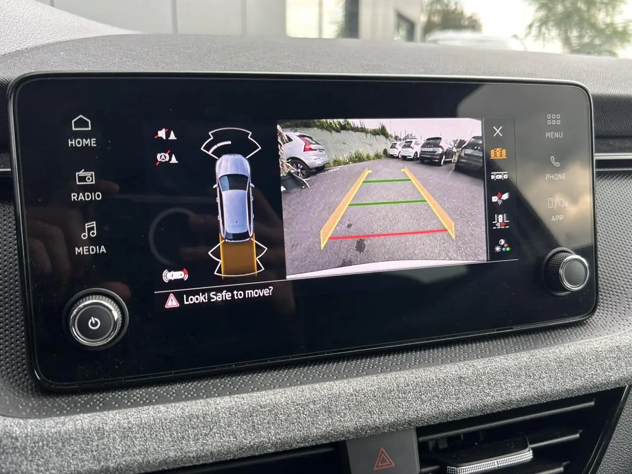 Écran tactile intérieur montrant la caméra de recul active du Skoda Scala TSI 116 DSG7 Sélection.