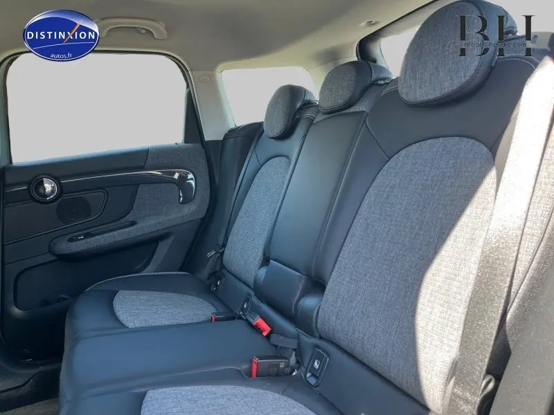 Vue latérale intérieure des sièges arrière gris et noir du MINI Countryman Cooper SE 2019 avec appuie-têtes ronds.