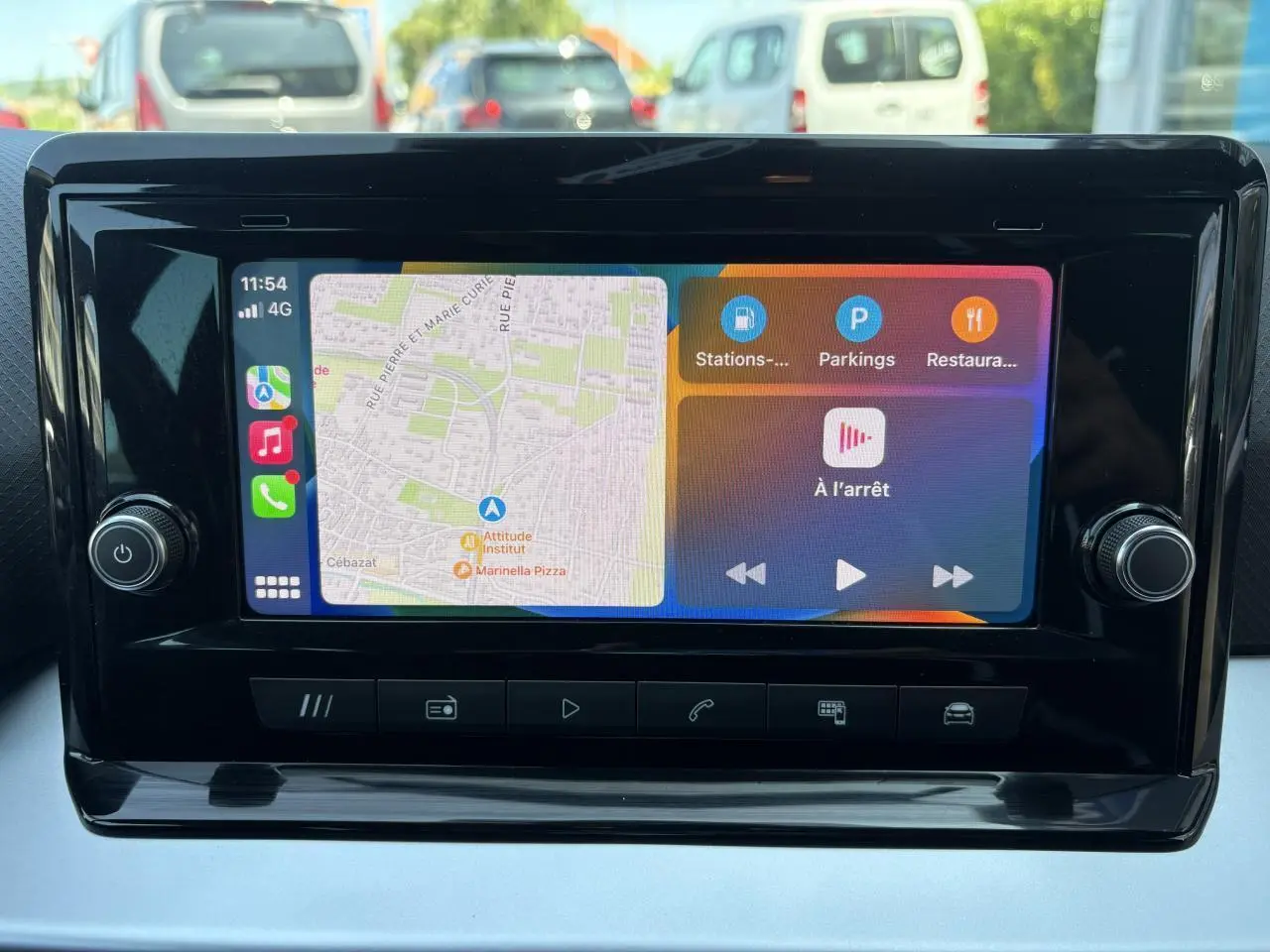 Écran tactile central du système MediaSystem+ de la SEAT ARONA 2024 affichant une carte et des options multimédia.