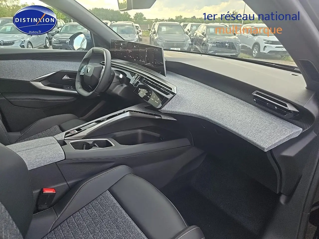 Intérieur avant droit du Peugeot 3008 2025 noir, tableau de bord moderne avec écran tactile panoramique et volant cuir.