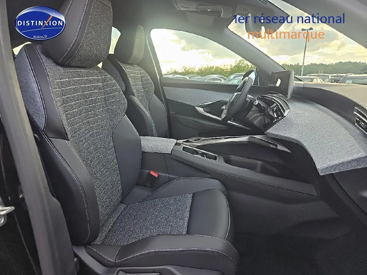 Vue intérieure côté conducteur du Peugeot 3008 noir 2025, sièges bi-matière et tableau de bord moderne avec écran tactile.