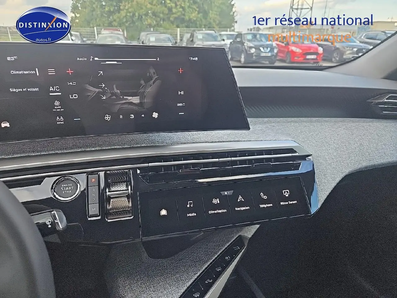 Tableau de bord et écran tactile du Peugeot 3008 noir 2025, vue intérieure côté conducteur avec commandes modernes.