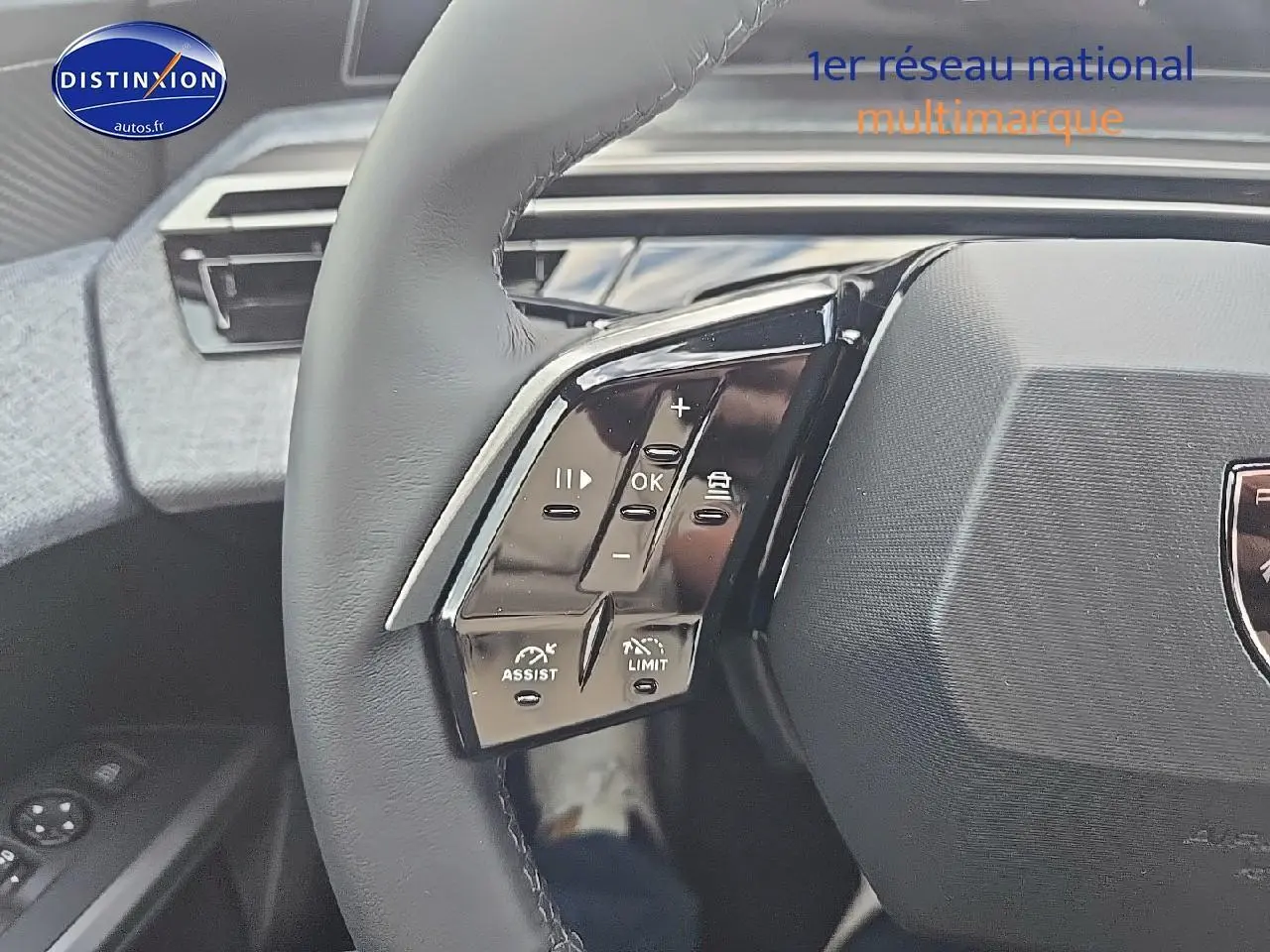 Gros plan sur les commandes au volant cuir du Peugeot 3008 noir hybrid 145 allure, côté gauche du poste de conduite.