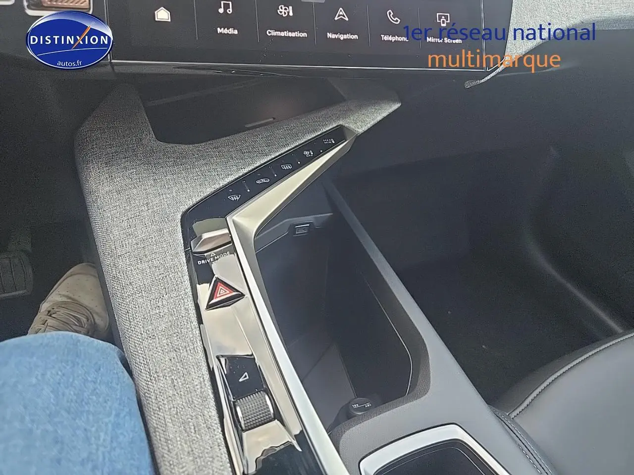 Vue intérieure centrée sur la console centrale et rangement du Peugeot 3008 noir 2025 finition Allure.