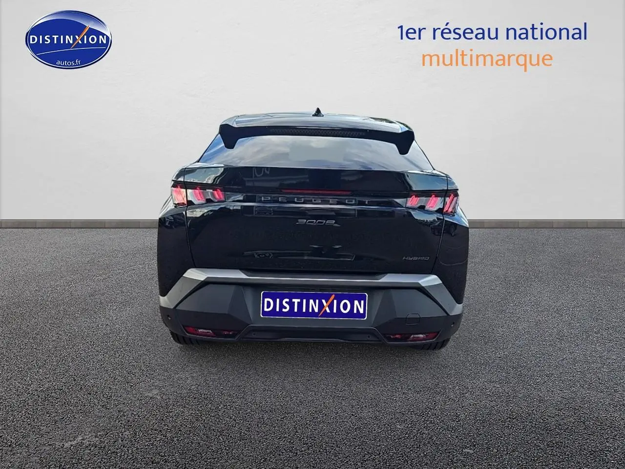 Vue arrière noire du Peugeot 3008 1.2 hybrid 145 allure e-dcs6 avec feux arrière LED et becquet sportif.