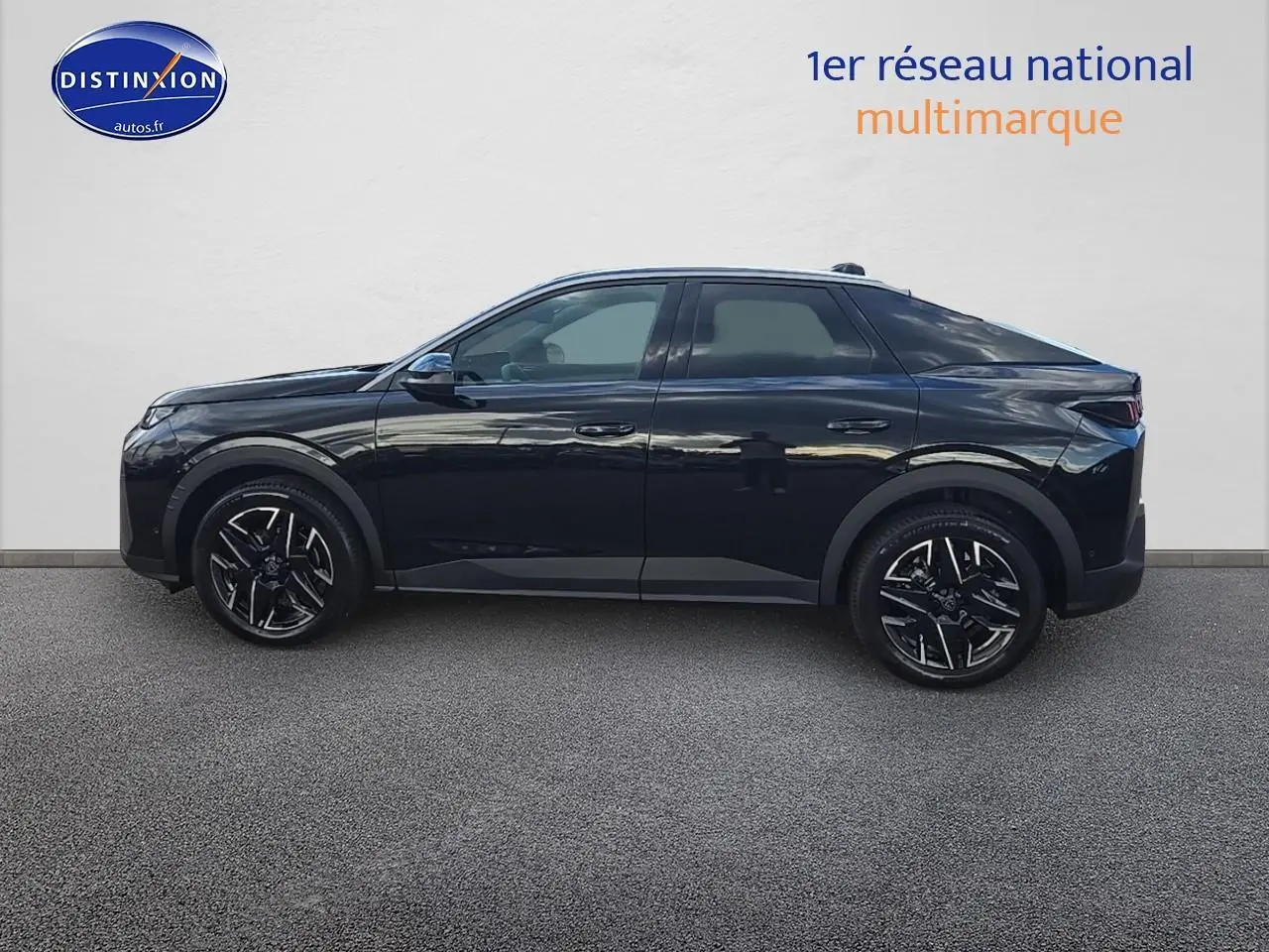 Profil latéral gauche d'un Peugeot 3008 noir 2025 avec jantes alliage et vitres surteintées.