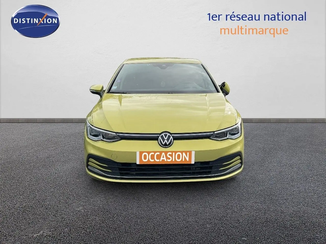 Volkswagen Golf 1.5 eTSI jaune vue de face avec calandre et phares LED distinctifs sur fond neutre.