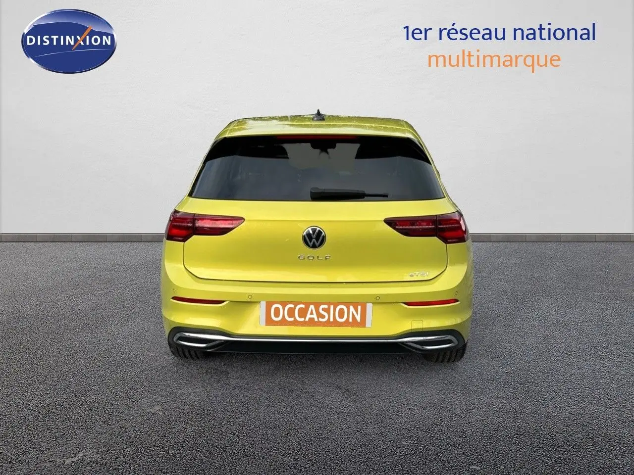 Vue arrière d'une Volkswagen Golf jaune 1.5 eTSI 150CH DSG7 Style avec feux LED et double sortie d'échappement.