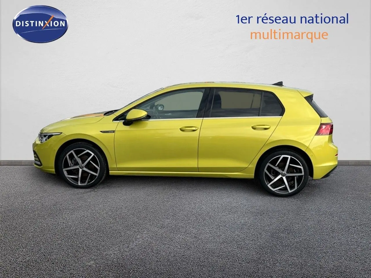 Profil côté gauche d'une Volkswagen Golf 1.5 eTSI jaune vif de 2020 avec jantes alliage et cinq portes.