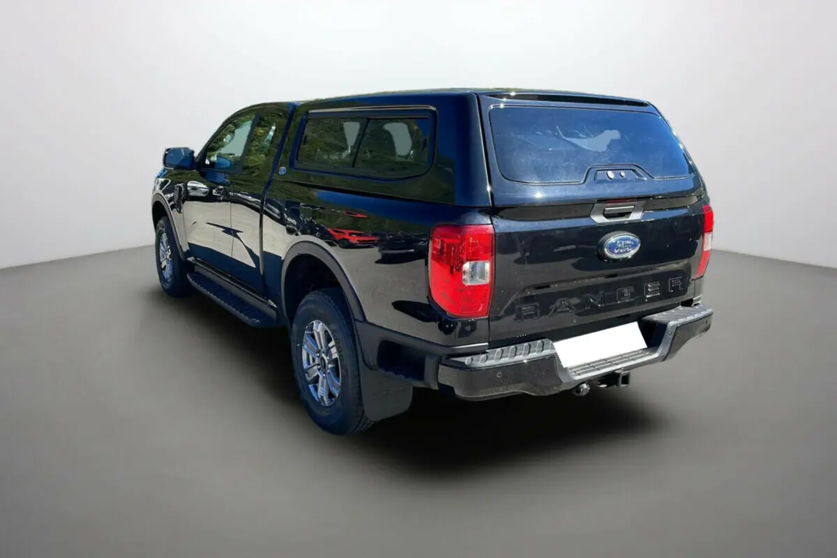 Ford Ranger 2025 noir shadow en 3/4 arrière droit avec capot de benne HD-Top et jantes alliage.