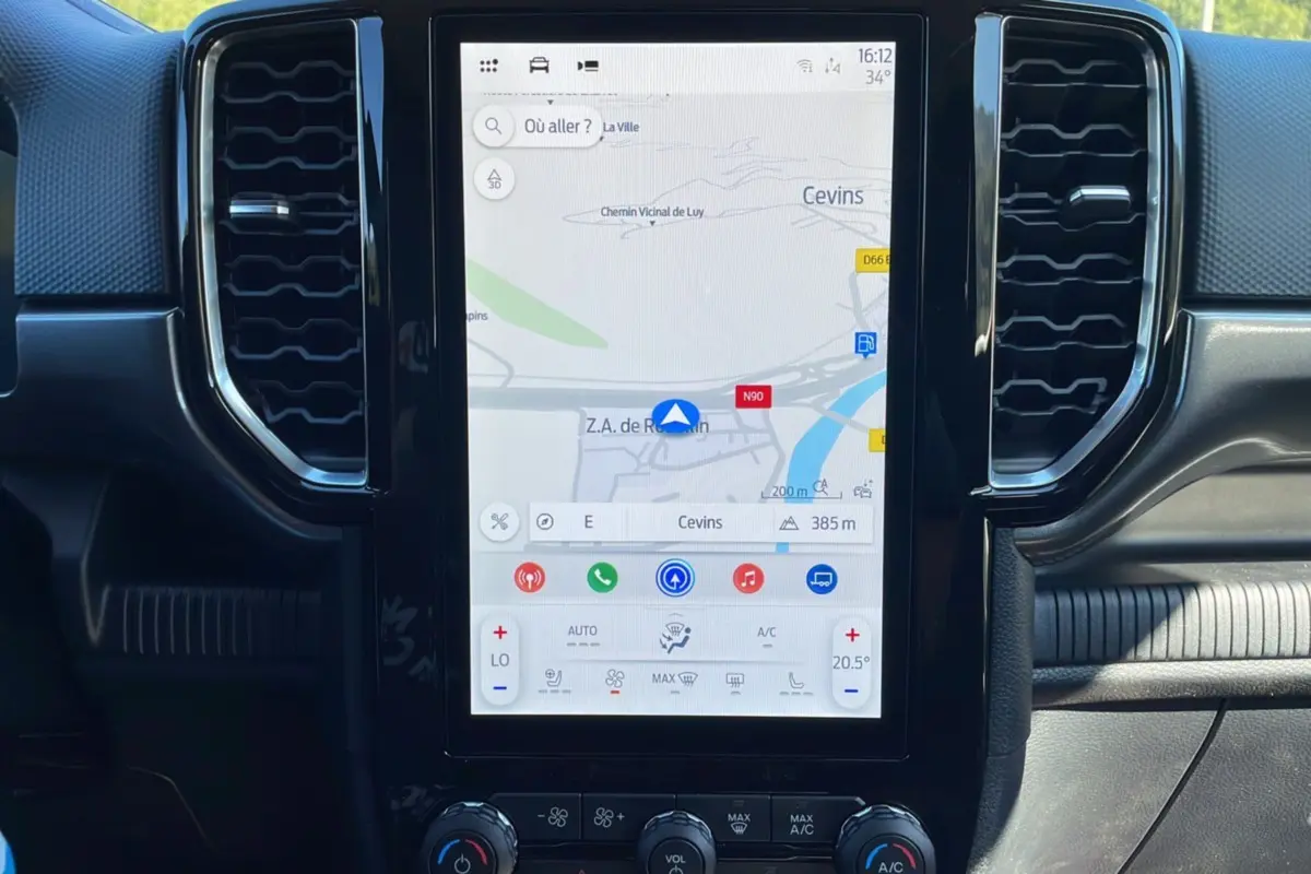 Écran tactile central du Ford Ranger 2025, version XLT noir shadow, affichant la navigation GPS en intérieur cabine.