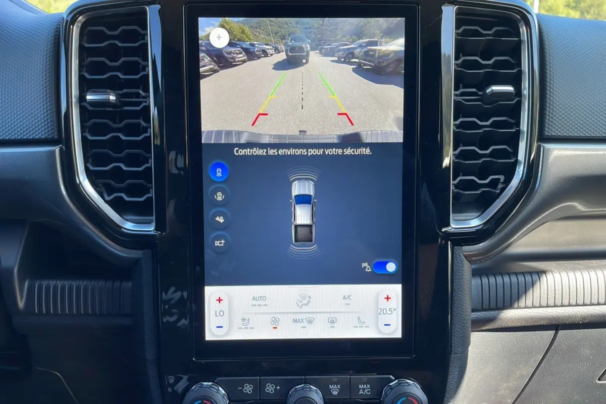 Écran central du Ford Ranger 2025 montrant la caméra de recul et l'affichage des capteurs de stationnement.