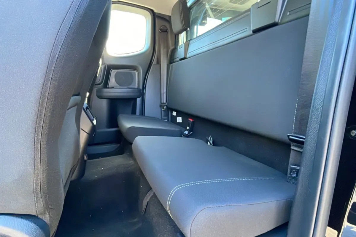 Vue intérieure arrière du Ford Ranger 2025 noir shadow, montrant la banquette arrière compacte du Supercab.