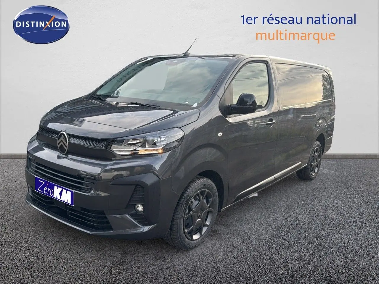 Vue 3/4 avant droit d'un Citroën Jumpy Fourgon XL gris titane métallisé avec jantes noires et calandre noire.