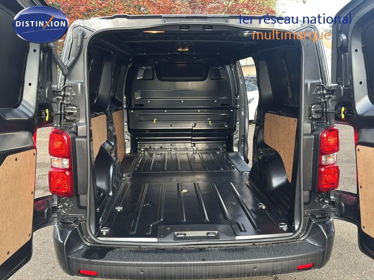 Vue arrière ouverte du Citroën Jumpy Fourgon XL gris titane métal, montrant l'espace de chargement vide et les portes battantes.