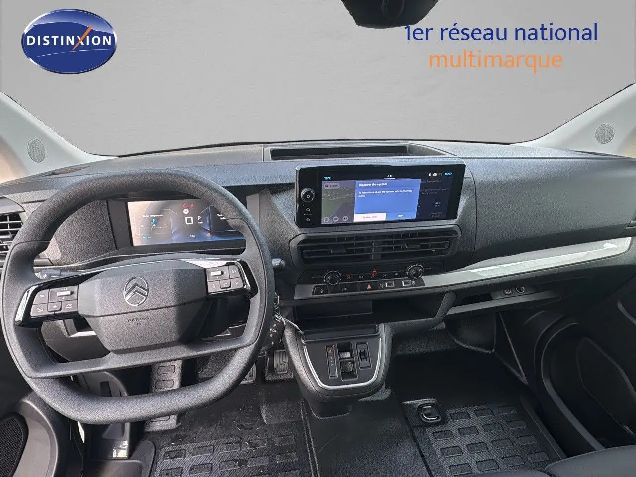 Tableau de bord moderne du Citroën Jumpy Fourgon XL gris titane, vue intérieure frontale avec écran tactile et volant multifonction.