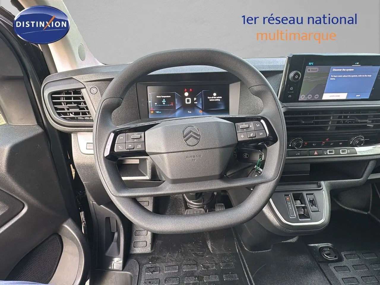 Vue intérieure centrée sur le volant multifonction et le tableau de bord numérique du Citroën Jumpy Fourgon gris titane 2025.