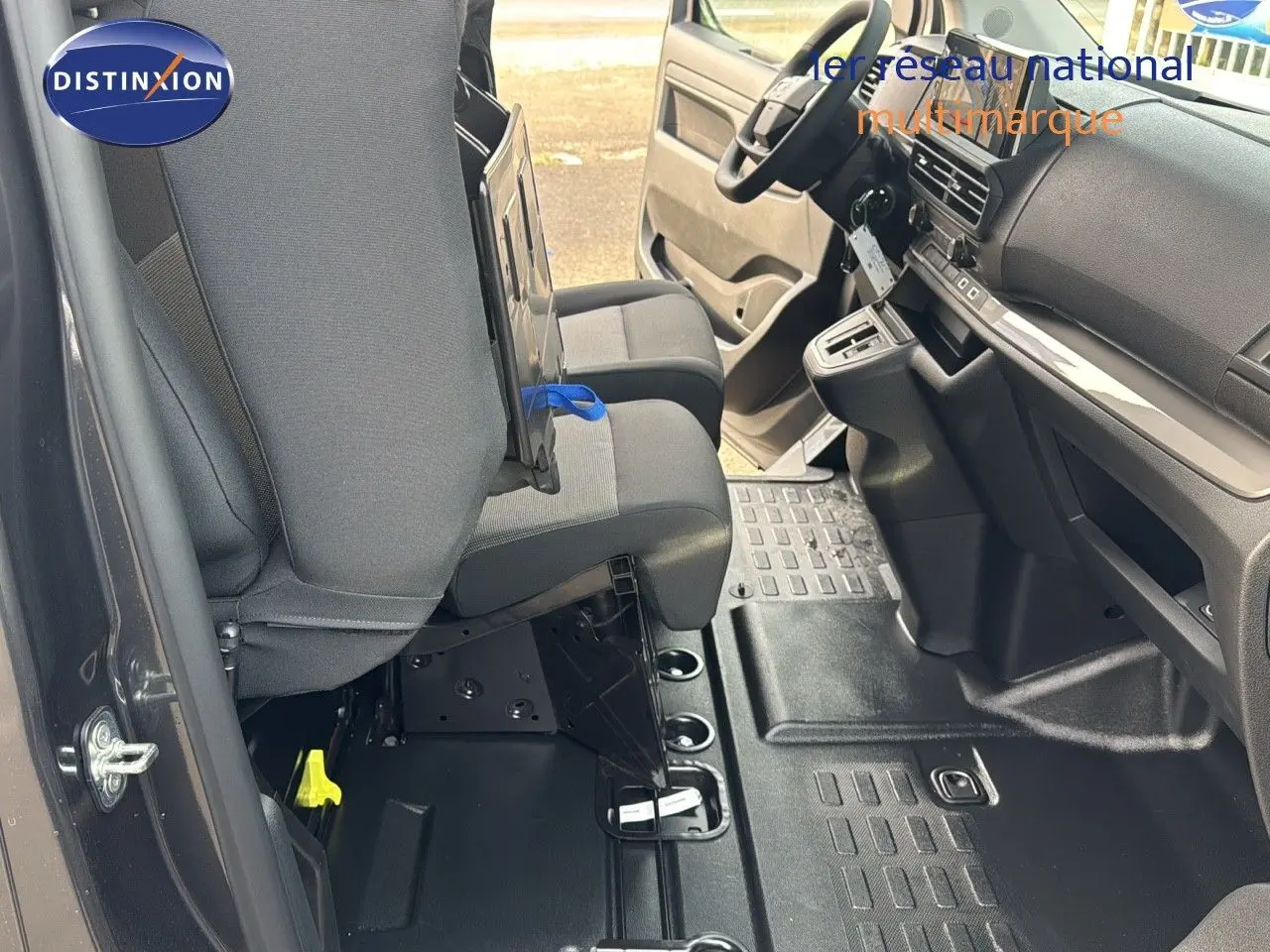 Intérieur avant du Citroën Jumpy Fourgon gris titane, vue côté conducteur avec sièges et tableau de bord visibles.