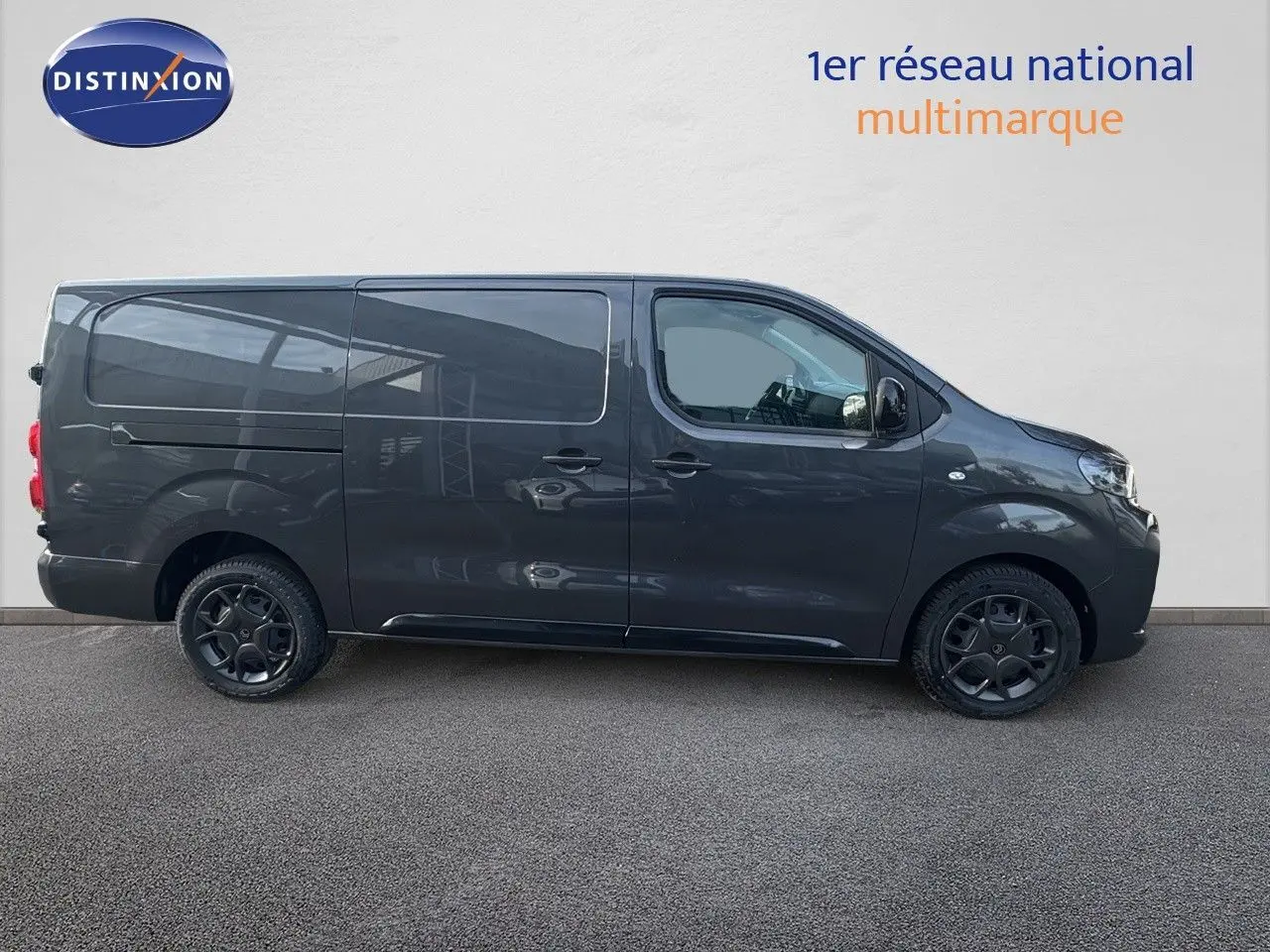 Profil côté gauche d'un Citroën Jumpy Fourgon XL gris titane métallisé avec jantes noires sur fond neutre.