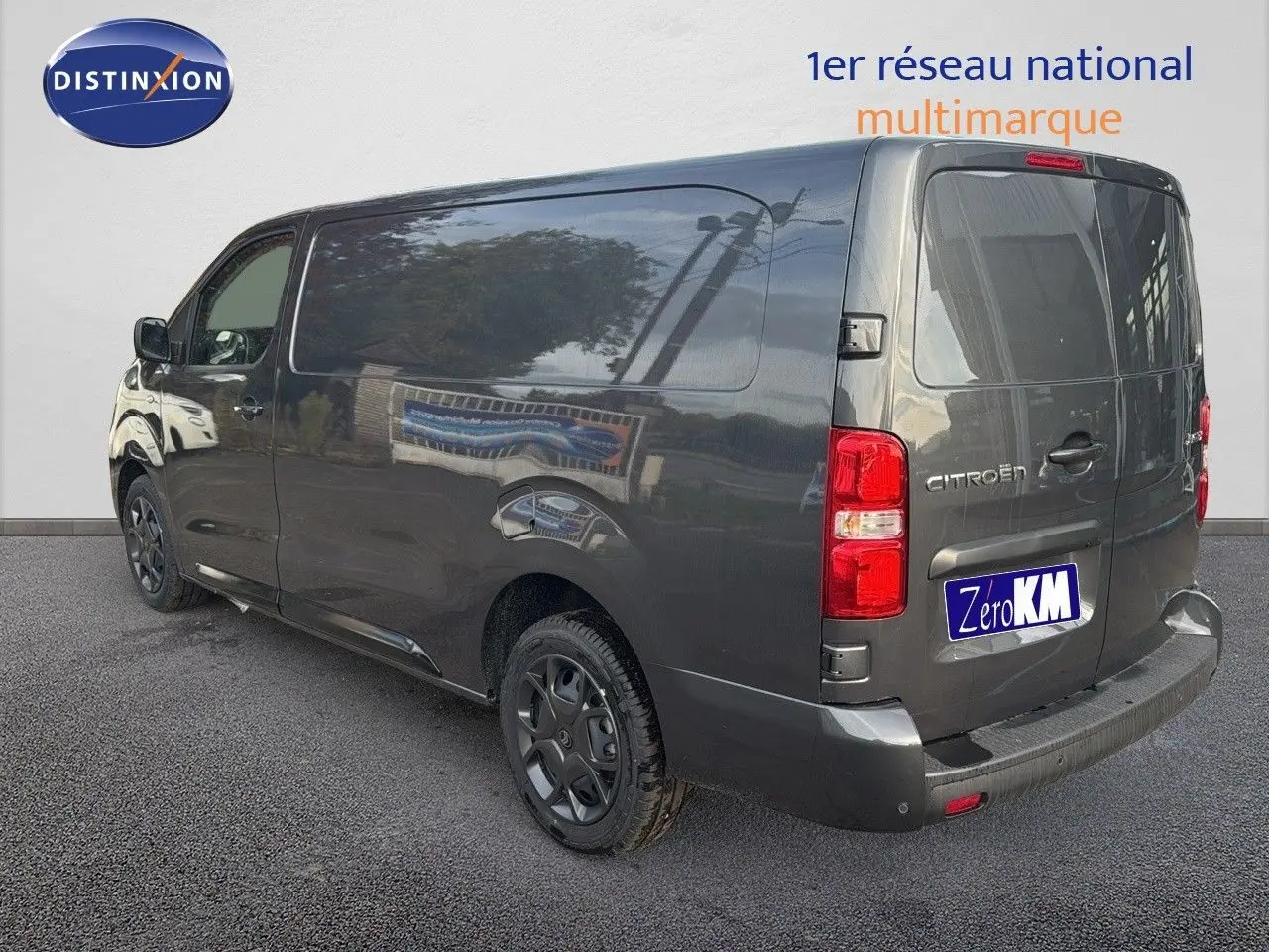 Vue 3/4 arrière droite du Citroën Jumpy Fourgon XL gris titane métal avec portes arrière fermées et jantes noires.